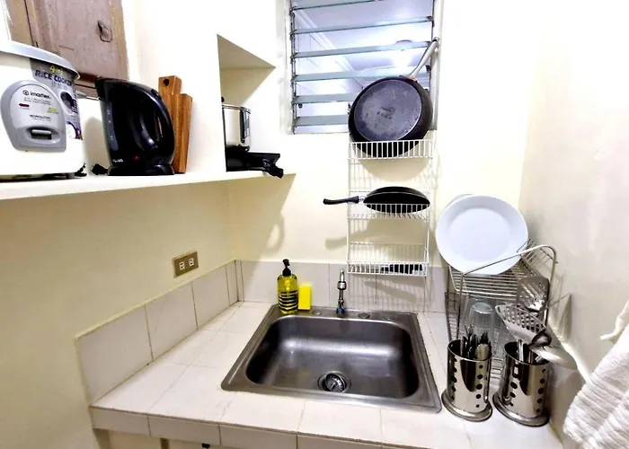 Luluys' 6-8 Person For Rent In Malate, *