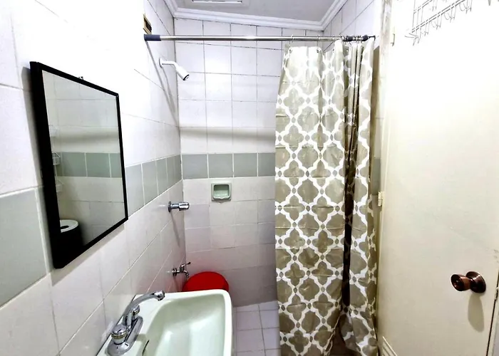Luluys' 6-8 Person For Rent In Malate, Hostel Manila
