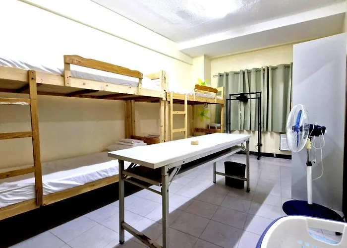 Hostel Luluys' 6-8 Person For Rent In Malate, Manila