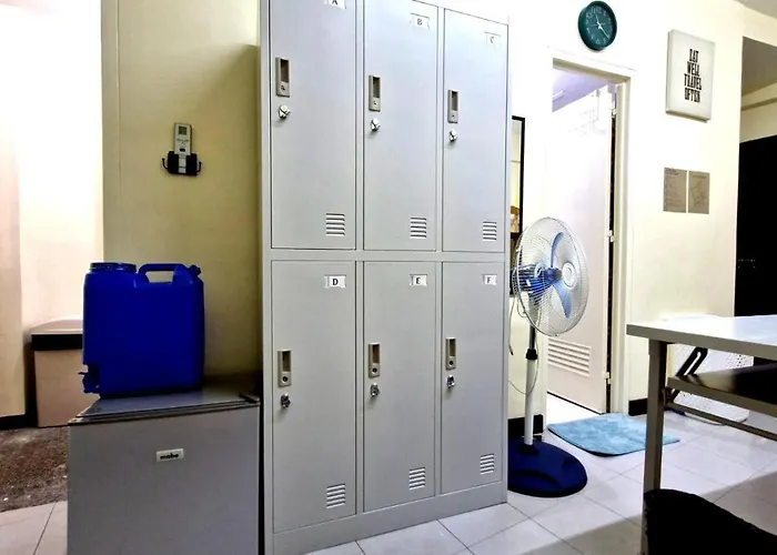 Luluys' 6-8 Person For Rent In Malate, Hostel