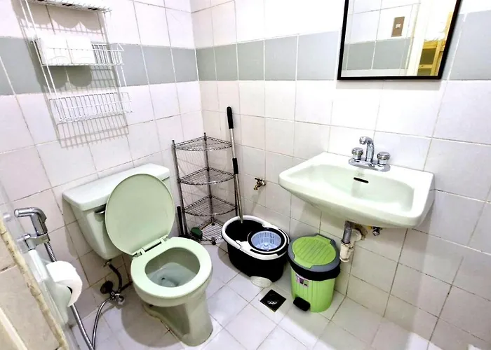 Hostel Luluys' 6-8 Person For Rent In Malate, Manila